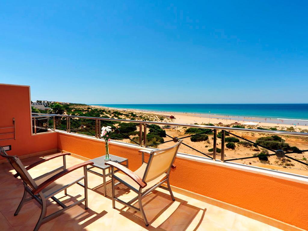 Hipotels Barrosa Palace & Spa Chiclana de la Frontera Exterior foto View of the beach from the hotel